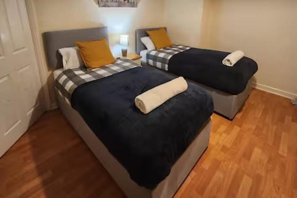 Comfy 3-Bed House - Sleeps 6 & Free Parking House in Grays