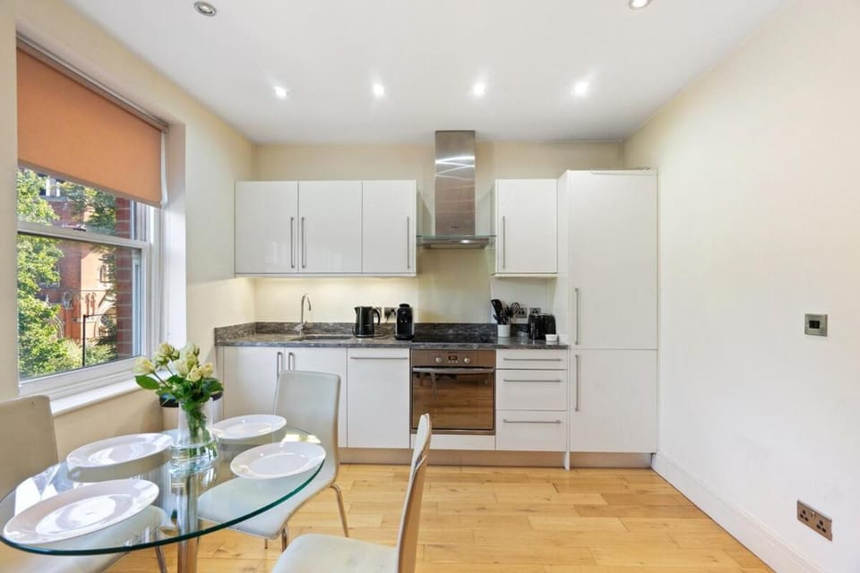 Kitchen or kitchenette, Dining area, stove