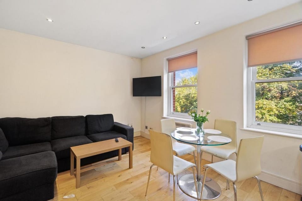 Communal lounge/ TV room, TV and multimedia, Living room, Seating area, Dining area, Evening entertainment