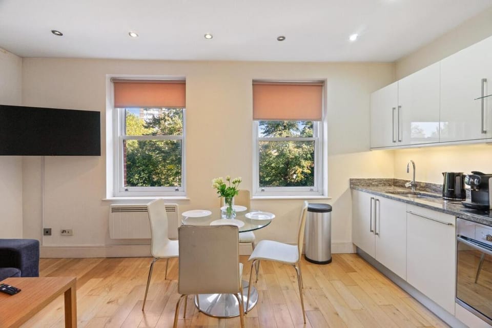 TV and multimedia, Coffee/tea facilities, Kitchen or kitchenette, Living room, Seating area, Dining area, oven, stove