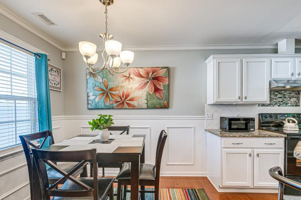 Centrally Located Raleigh Townhome w/ Pool Access House in Raleigh