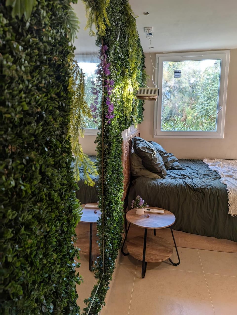 Bed, Seating area