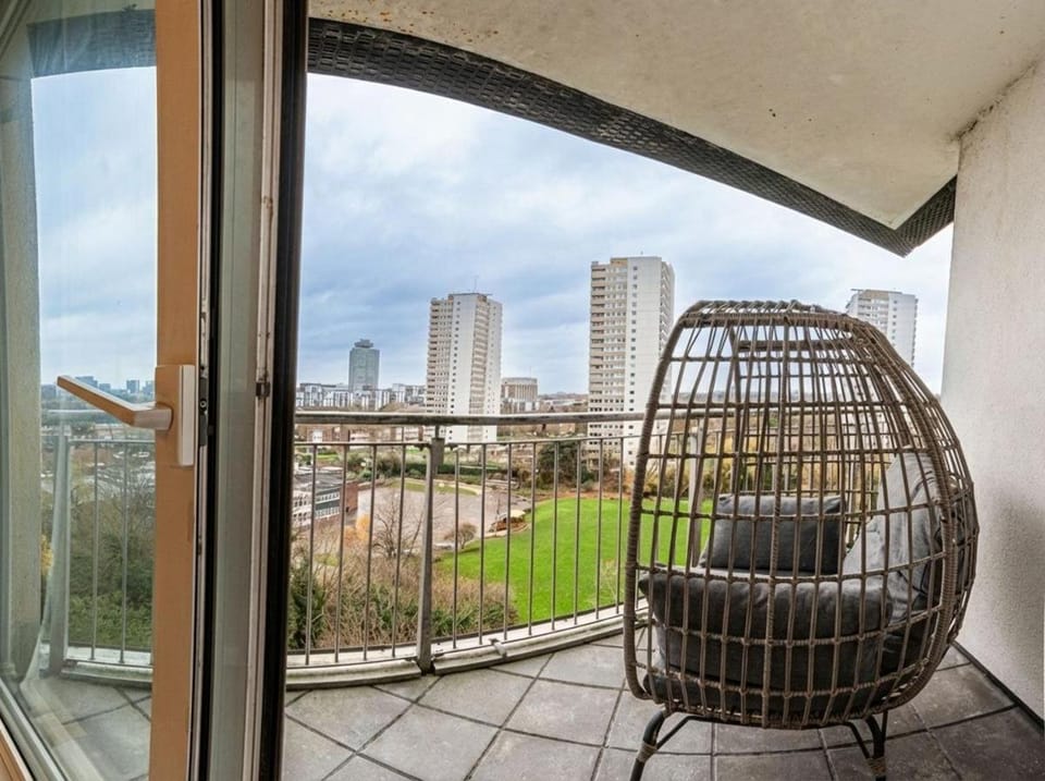 Spacious 3BR Apartment with River View & Terrace, Families Only Apartment in Brentford