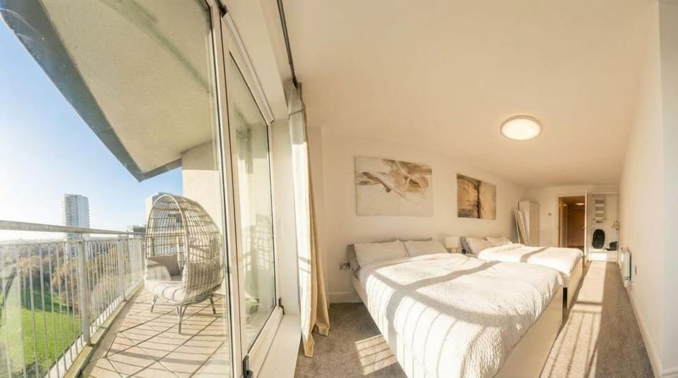 Spacious 3BR Apartment with River View & Terrace, Families Only Apartment in Brentford