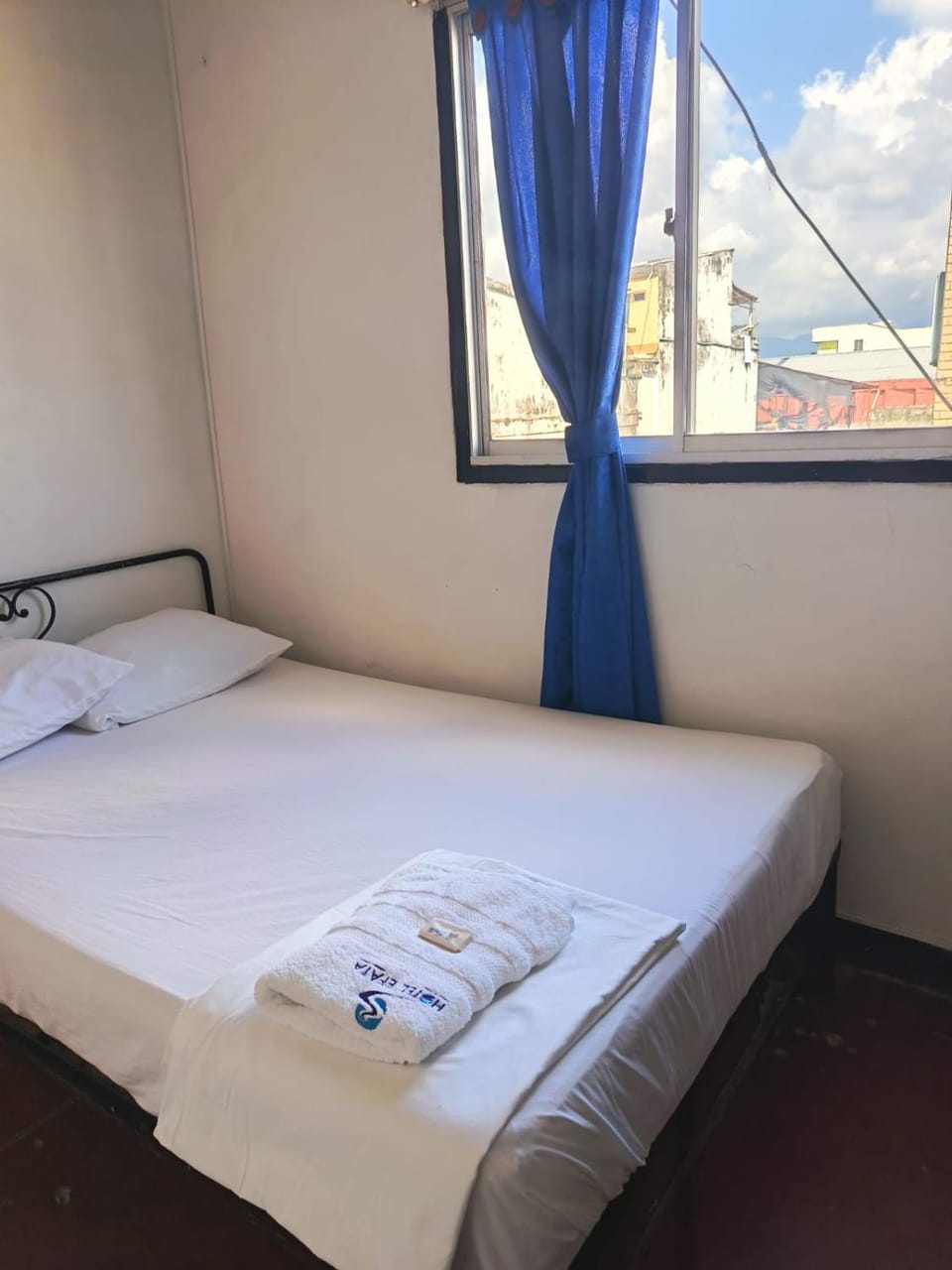 Photo of the whole room, Bedroom, towels