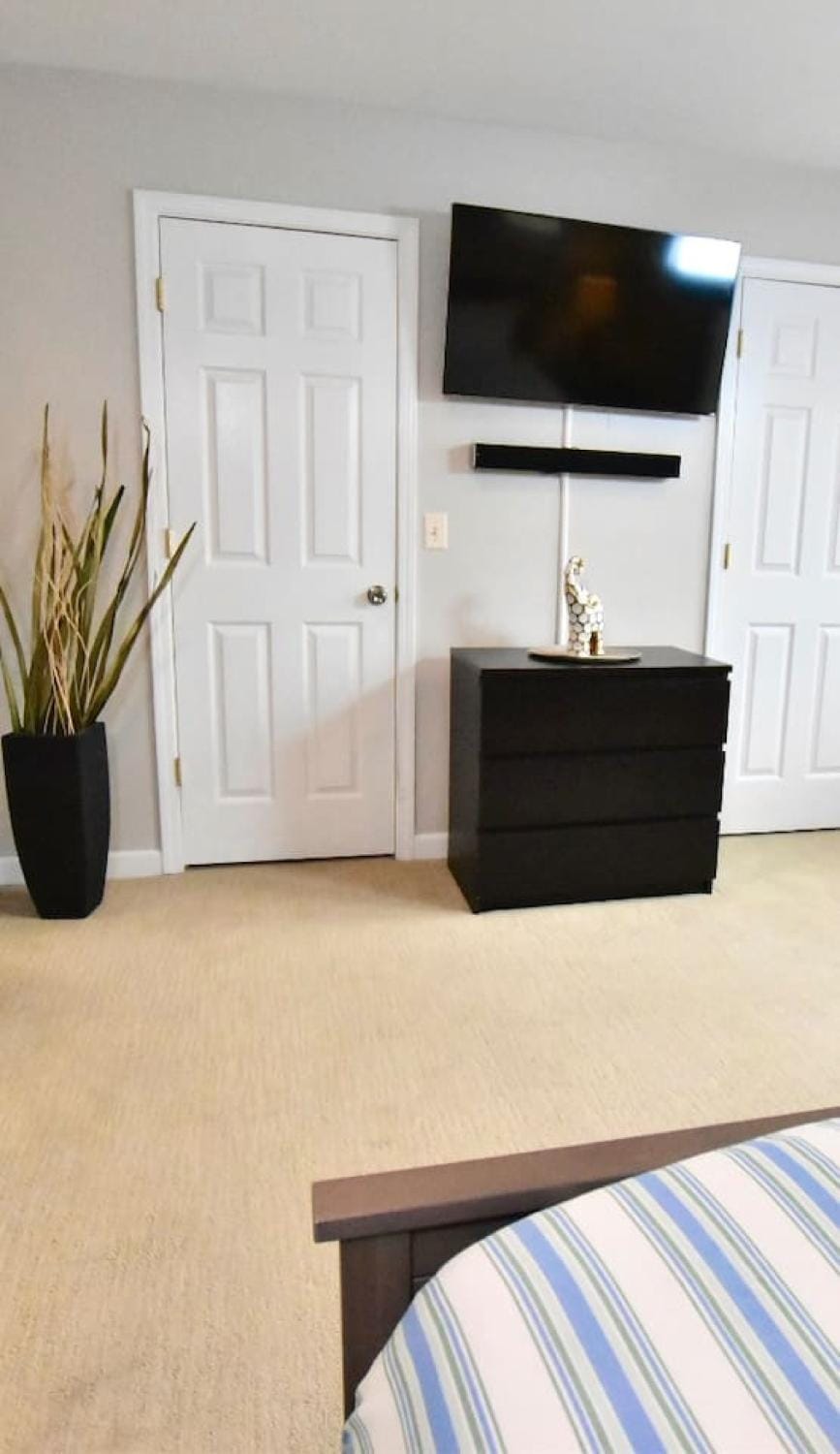 Bed, TV and multimedia, Bedroom