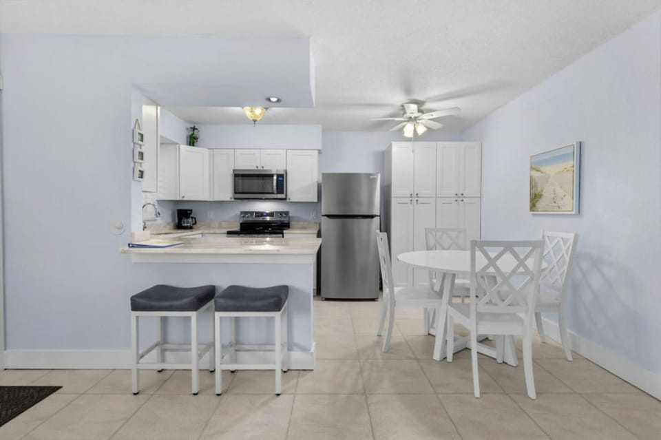 Kitchen or kitchenette, minibar, oven, stove