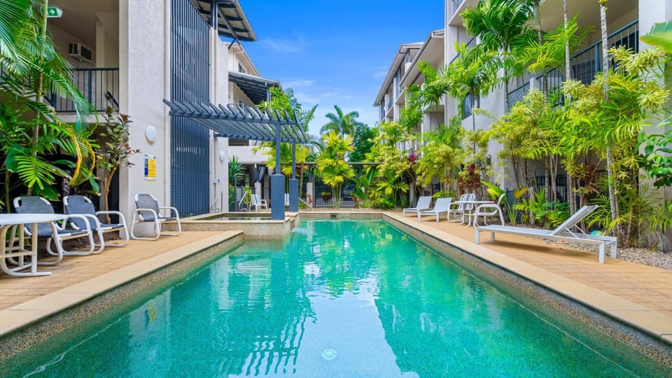Property building, Day, Swimming pool, sunbed