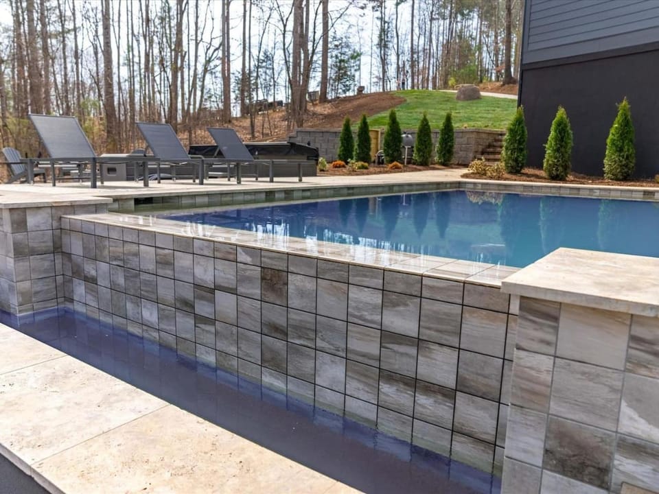 Luxury Lakefront Escape Pool Poker Hot Tub Fire Pit House in Mooresville