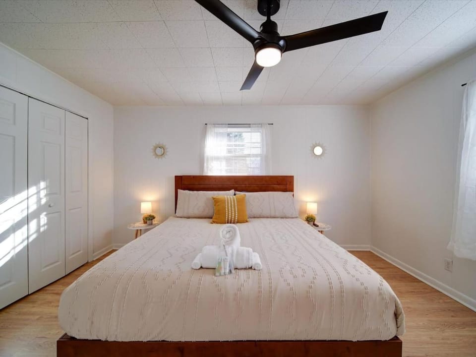 Cozy Riverside Cottage Fully Updated Quiet 3 beds House in Belmont