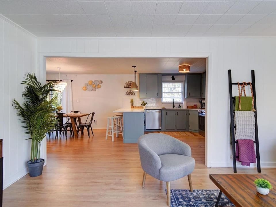 Cozy Riverside Cottage Fully Updated Quiet 3 beds House in Belmont