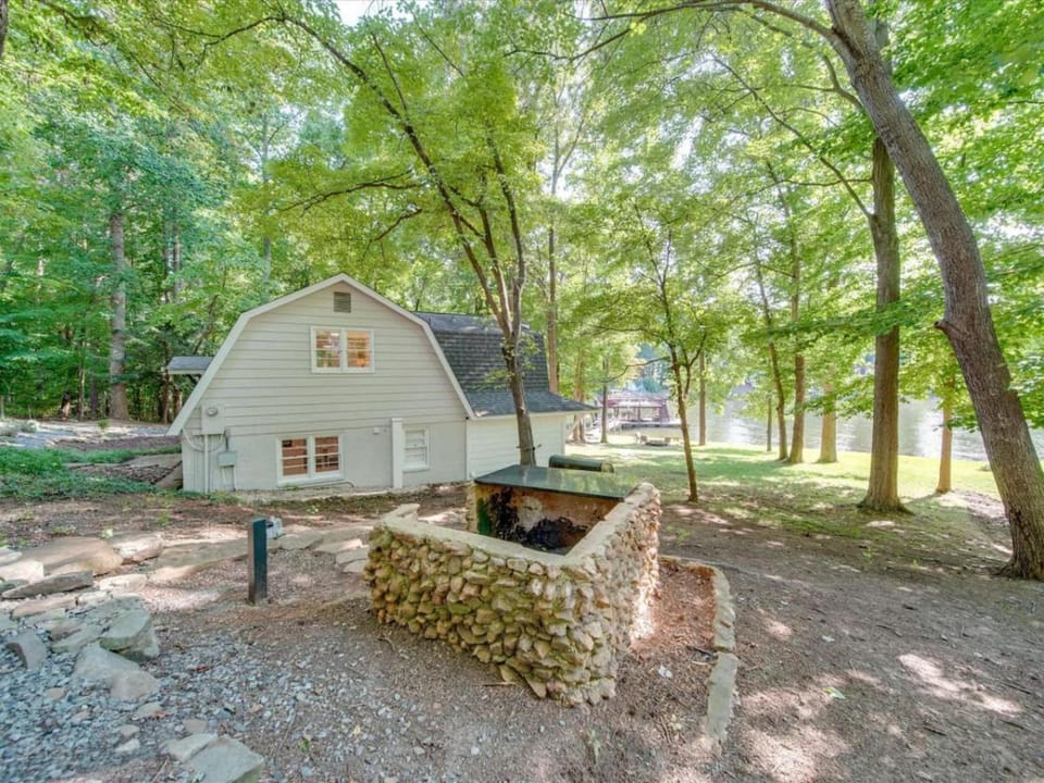 3 BR Cozy Lakefront Cottage House in Lake Norman
