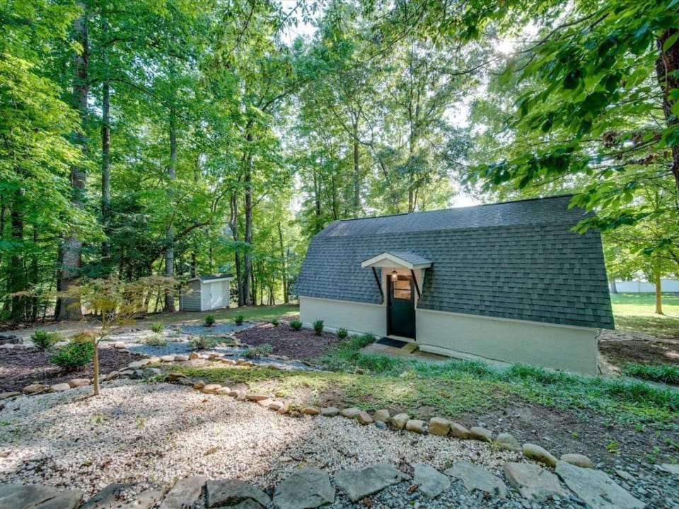 3 BR Cozy Lakefront Cottage House in Lake Norman