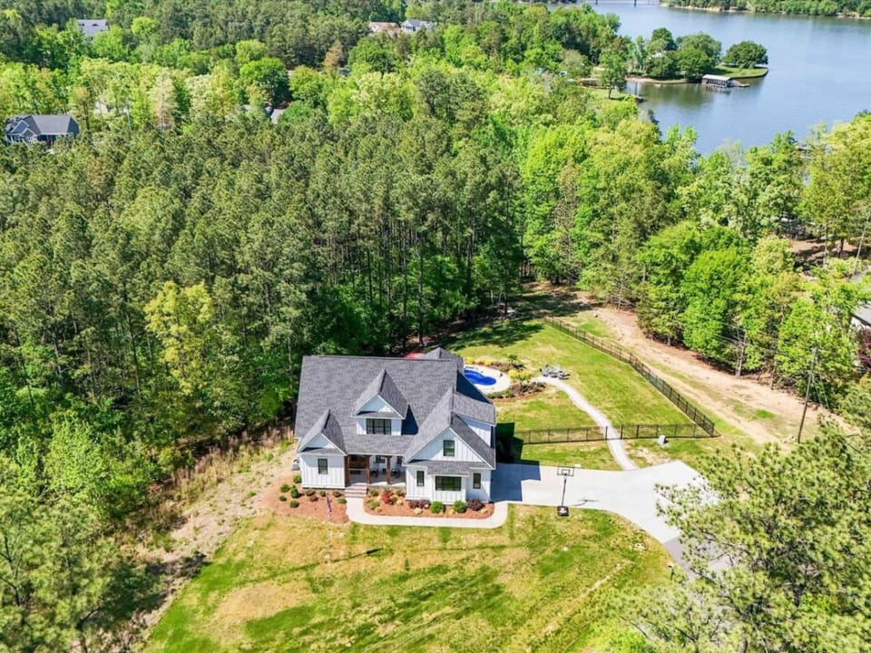 5BR Farmhouse Lake Retreat Pool Hot Tub Theater House in Lake Wylie