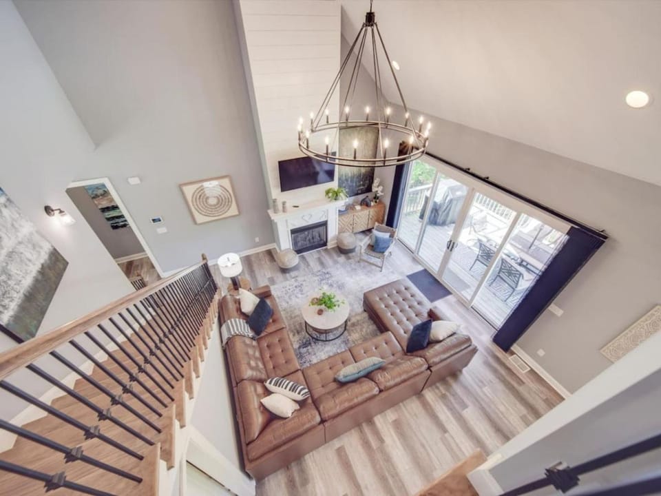 5BR Farmhouse Lake Retreat Pool Hot Tub Theater House in Lake Wylie