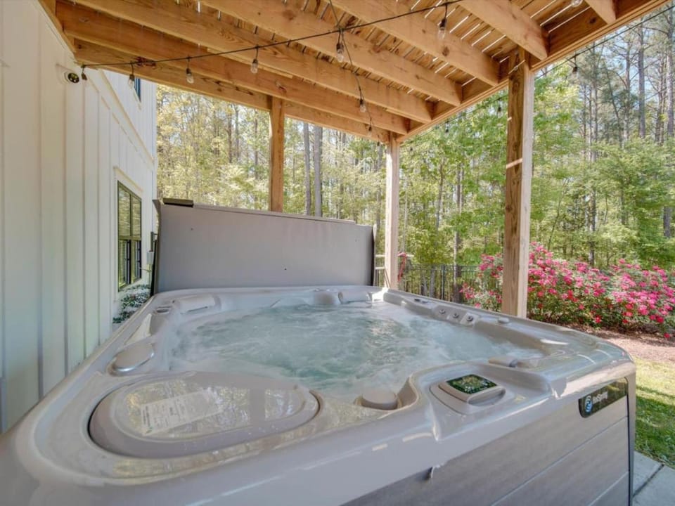 5BR Farmhouse Lake Retreat Pool Hot Tub Theater House in Lake Wylie