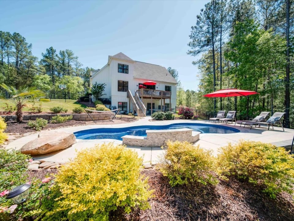 5BR Farmhouse Lake Retreat Pool Hot Tub Theater House in Lake Wylie
