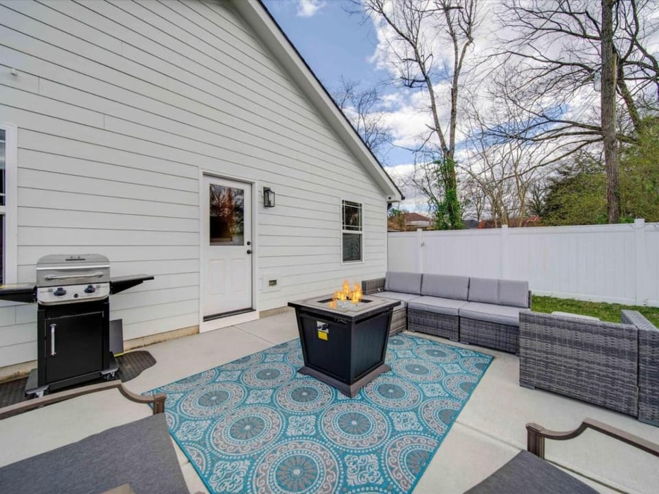 3BR Cozy Mt. Holly River Retreat USNWC Fire Pit House in Charlotte