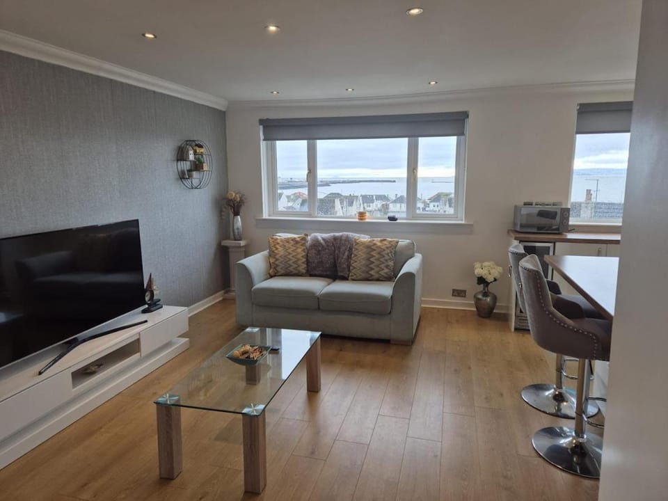 Communal lounge/ TV room, TV and multimedia, Living room, Seating area, Evening entertainment