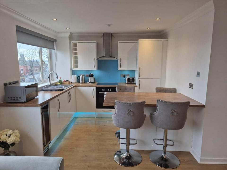 Kitchen or kitchenette, Dining area, pet friendly, stove