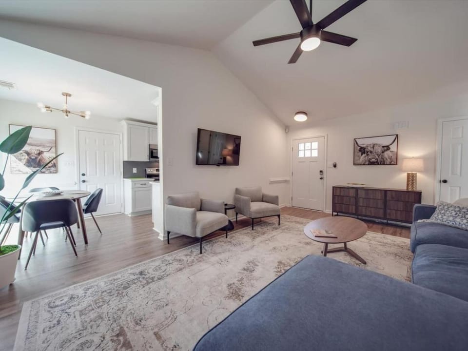 Fully Updated Cozy 3 BR Ranch Escape -WWC- Airport House in Charlotte