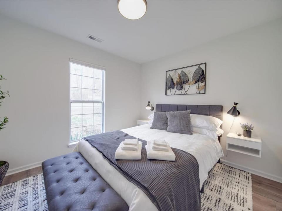 Fully Updated Cozy 3 BR Ranch Escape -WWC- Airport House in Charlotte