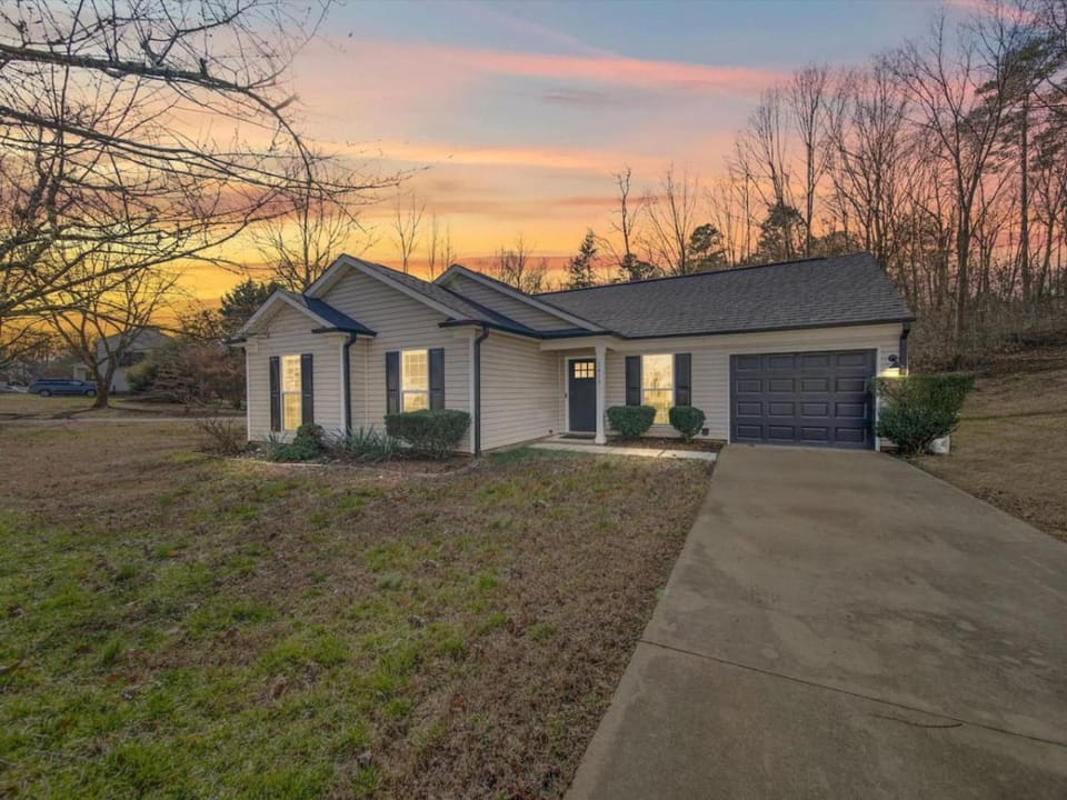 Fully Updated Cozy 3 BR Ranch Escape -WWC- Airport House in Charlotte
