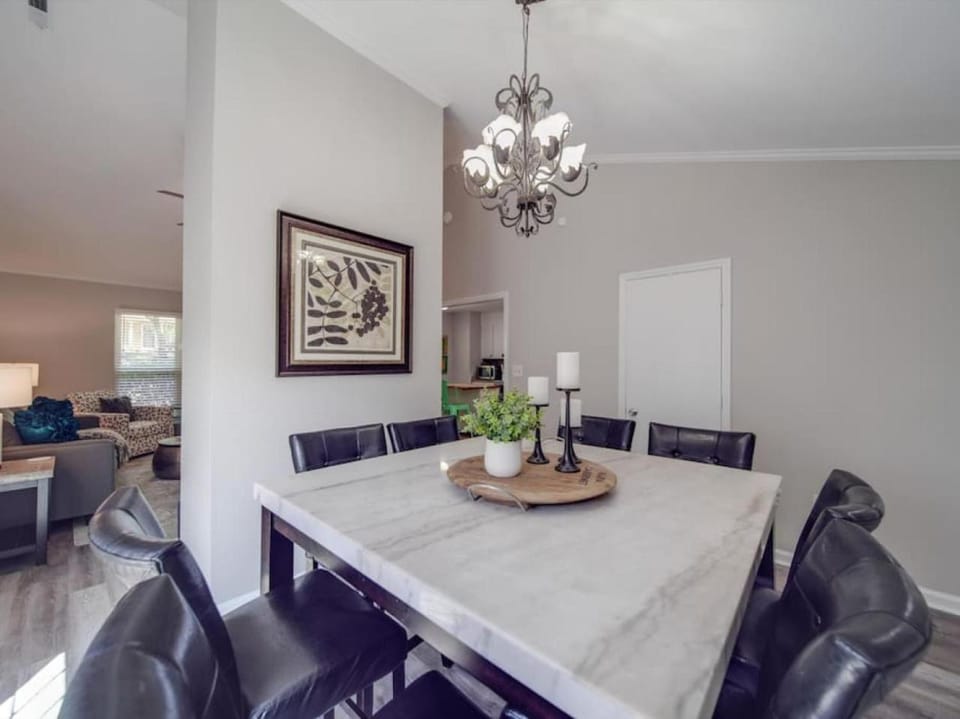 Cozy 3BR Bungalow - City Views - Firepit -Football House in Charlotte