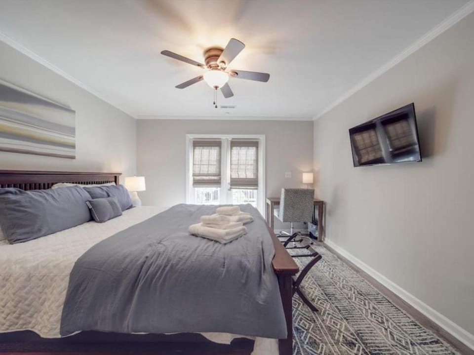 Cozy 3BR Bungalow - City Views - Firepit -Football House in Charlotte