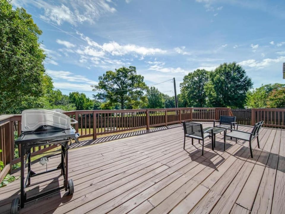 Cozy 3BR Bungalow - City Views - Firepit -Football House in Charlotte