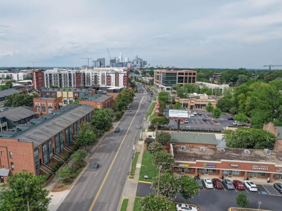 The Nest - Southend - Rooftop Terrace - Light Rail Apartment in Charlotte