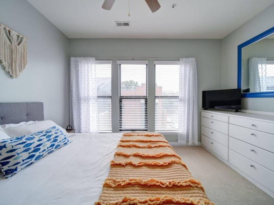 The Nest - Southend - Rooftop Terrace - Light Rail Apartment in Charlotte