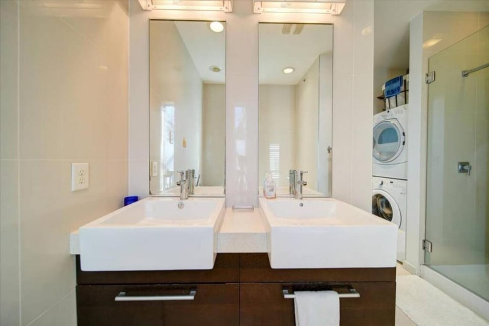 Modern 1BR Condo Stylish Stay Near Uptown CLT House in Charlotte