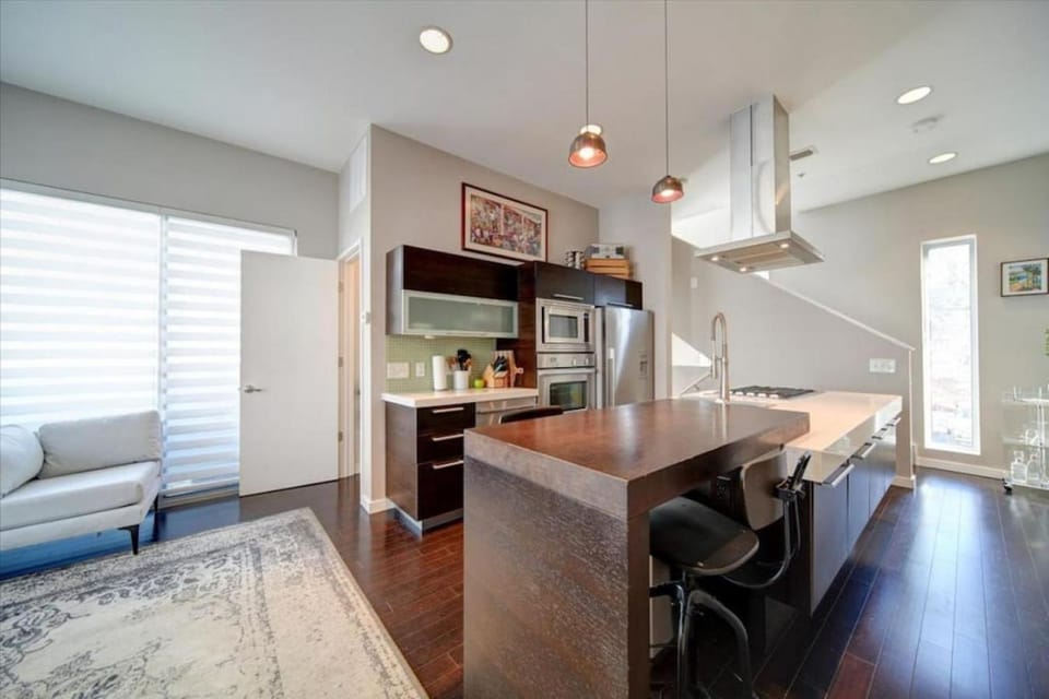 Modern 1BR Condo Stylish Stay Near Uptown CLT House in Charlotte
