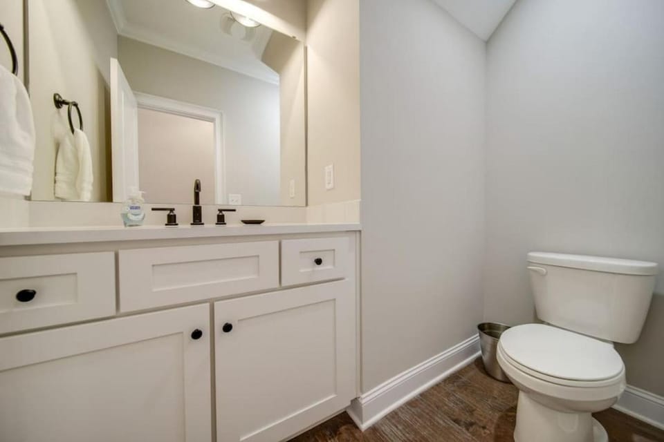 Cozy and Immaculate 4BR Modern Farmhouse Retreat House in Belmont