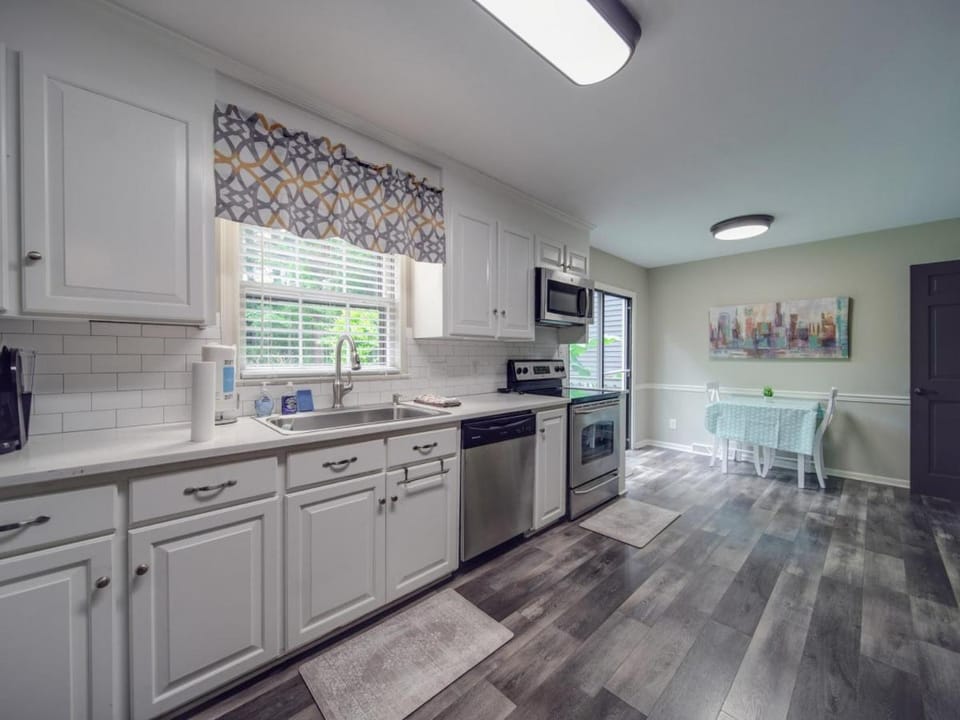 4 BR South Charlotte Getaway Min to Everything House in Matthews