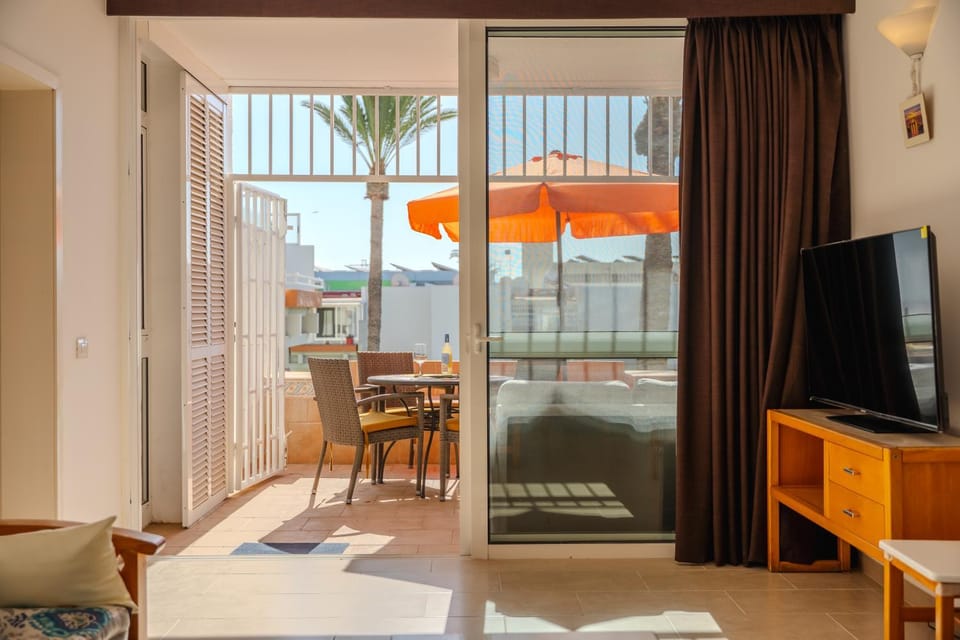 Patio, Day, TV and multimedia, View (from property/room), Balcony/Terrace, Living room, Evening entertainment