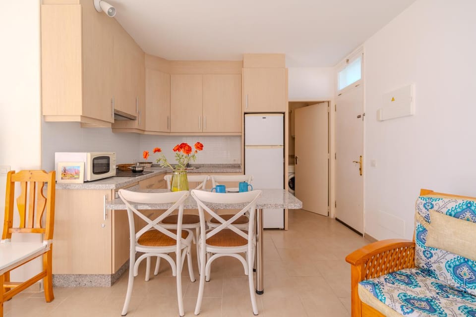 Kitchen or kitchenette, Dining area, stove