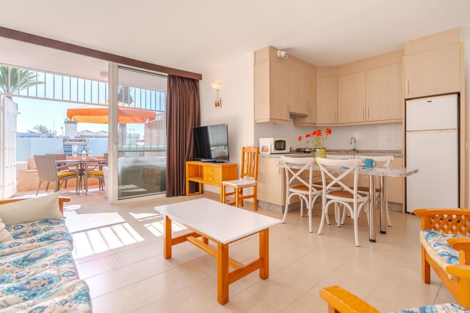 Kitchen or kitchenette, Living room, Seating area, Dining area, stove