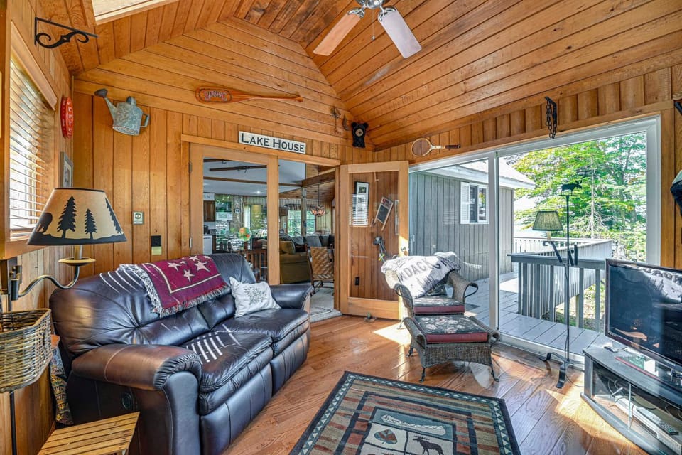 6 Mi to Ski Slopes: 'Oak View' Lakefront Home! House in Capital District, NY, USA