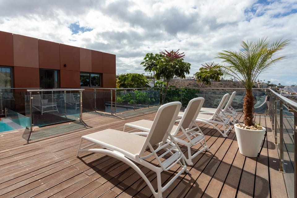 Balcony/Terrace, Swimming pool, sunbed