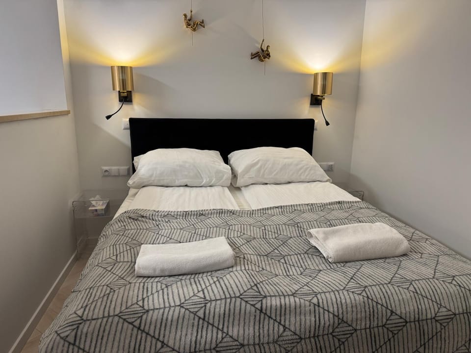 Bed, Bedroom, towels