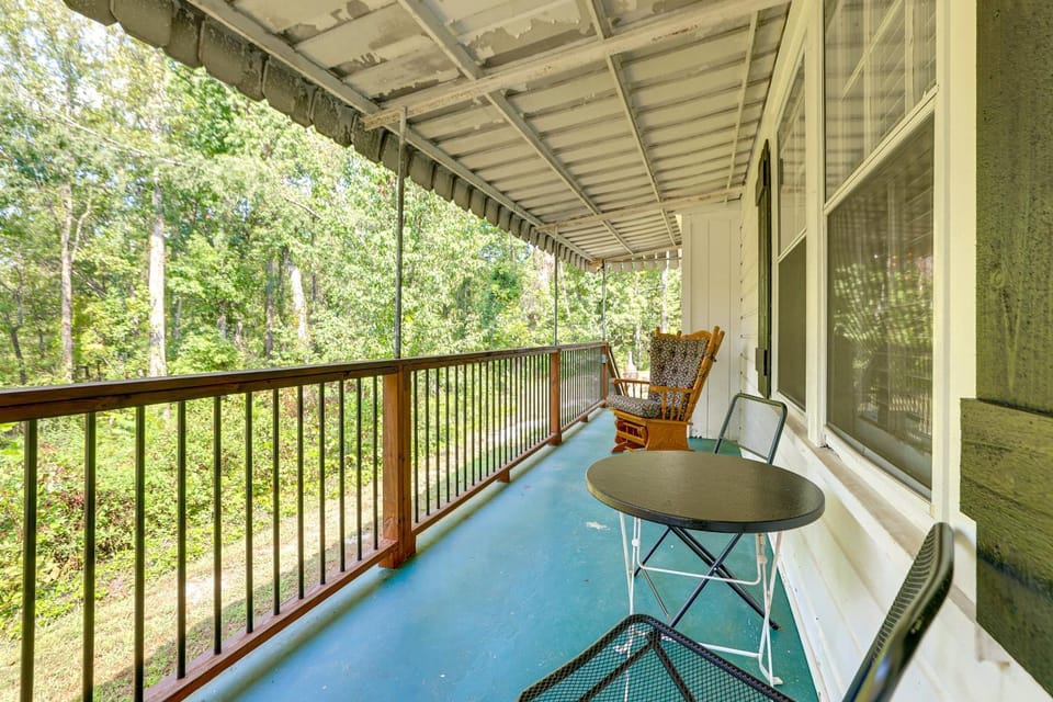 < 1 Mi to Paris Mtn State Park: Retreat w/ Deck! House in South Carolina