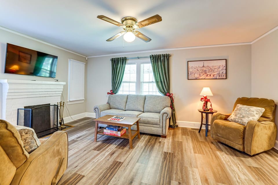 < 1 Mi to Paris Mtn State Park: Retreat w/ Deck! House in South Carolina