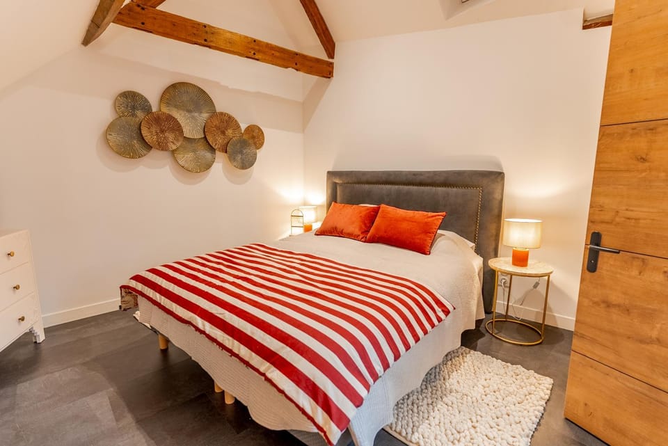 Bed, Photo of the whole room, Bedroom