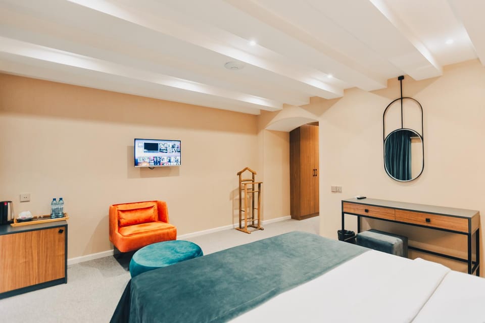 Bed, Photo of the whole room, Seating area