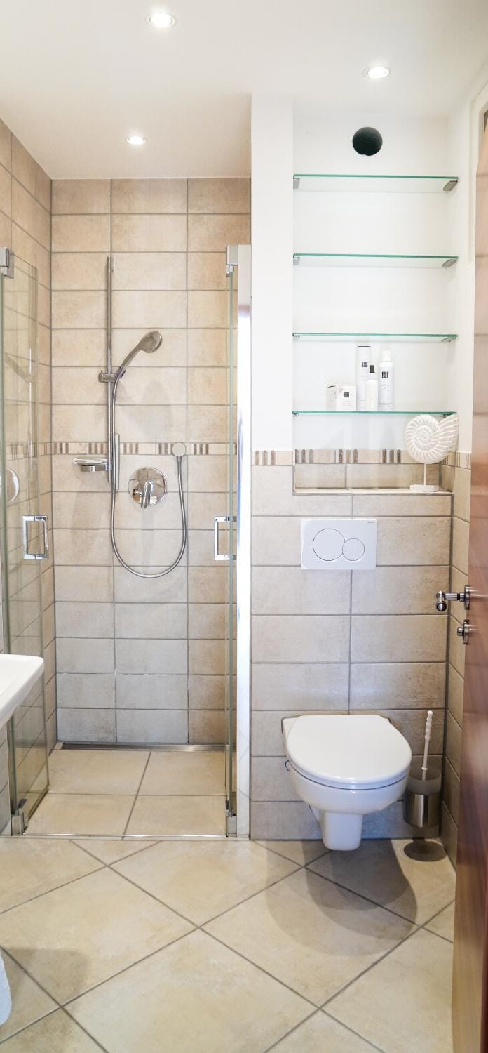 Shower, Toilet