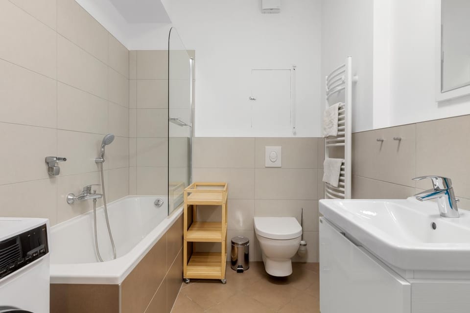 Shower, Toilet, Bathroom, Bath, towels