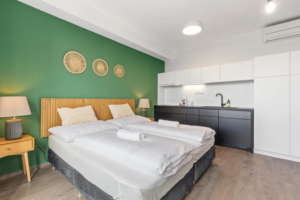 Bed, Kitchen or kitchenette, Photo of the whole room, Bedroom, towels, wardrobe, air conditioner
