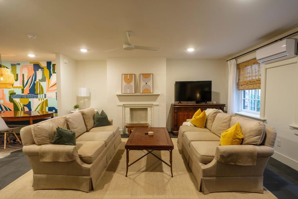 Gaston Noir by Lucky Savannah Apartment in Savannah